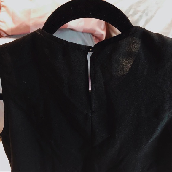Black sleeveless blouse - Picture 2 of 6